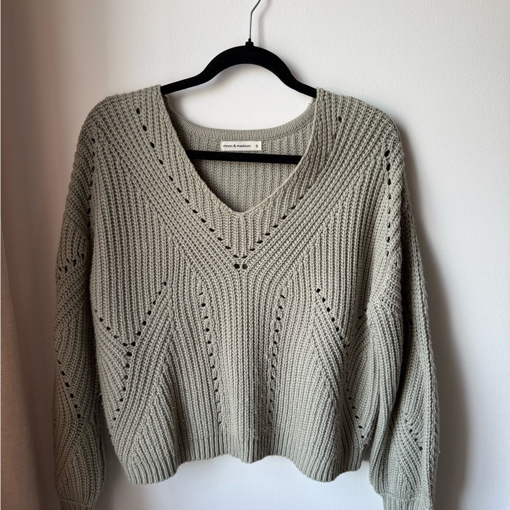 Women's V-Neck Knit Sweater - Gray